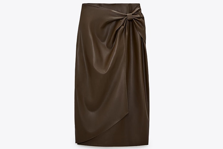 Falda midi efecto piel en color marrón de Zara