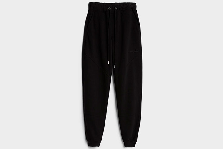 Pantalones jogger en color negro de Bershka tendencia