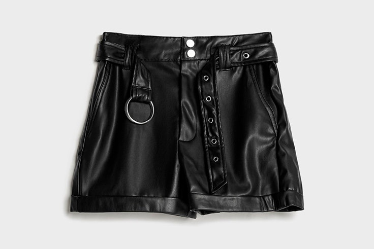 Short negro efecto piel de Bershka
