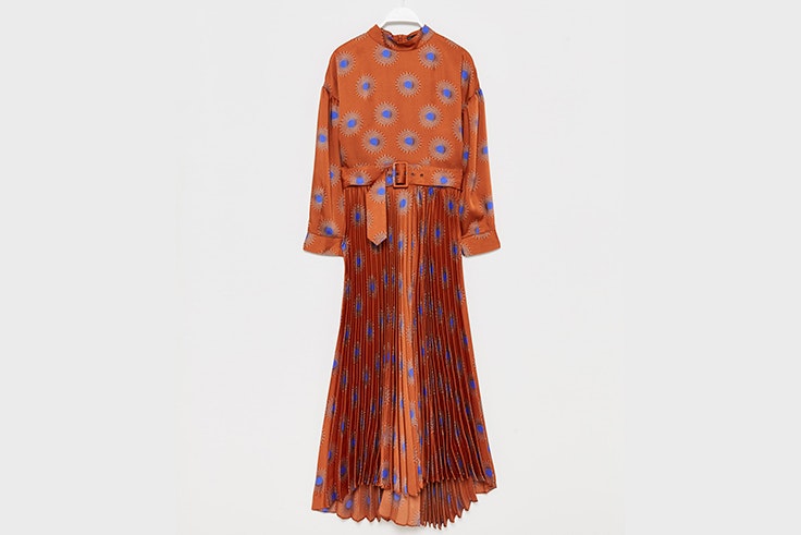 Vestido estampado en color naranja con falda plisada de Sfera