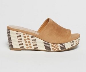 Zuecos de Sfera para decirle adiós al outfit con zapatillas