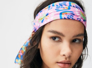 Lleva la última moda y anúdate este pañuelo de Pull & Bear