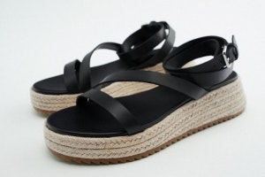 Sandalias con plataforma de Zara.