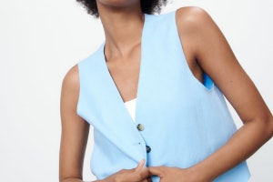 chaleco azul de Zara.