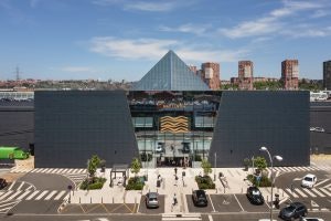 Personas comprando ropa de moda en una tienda de Max Center, Barakaldo